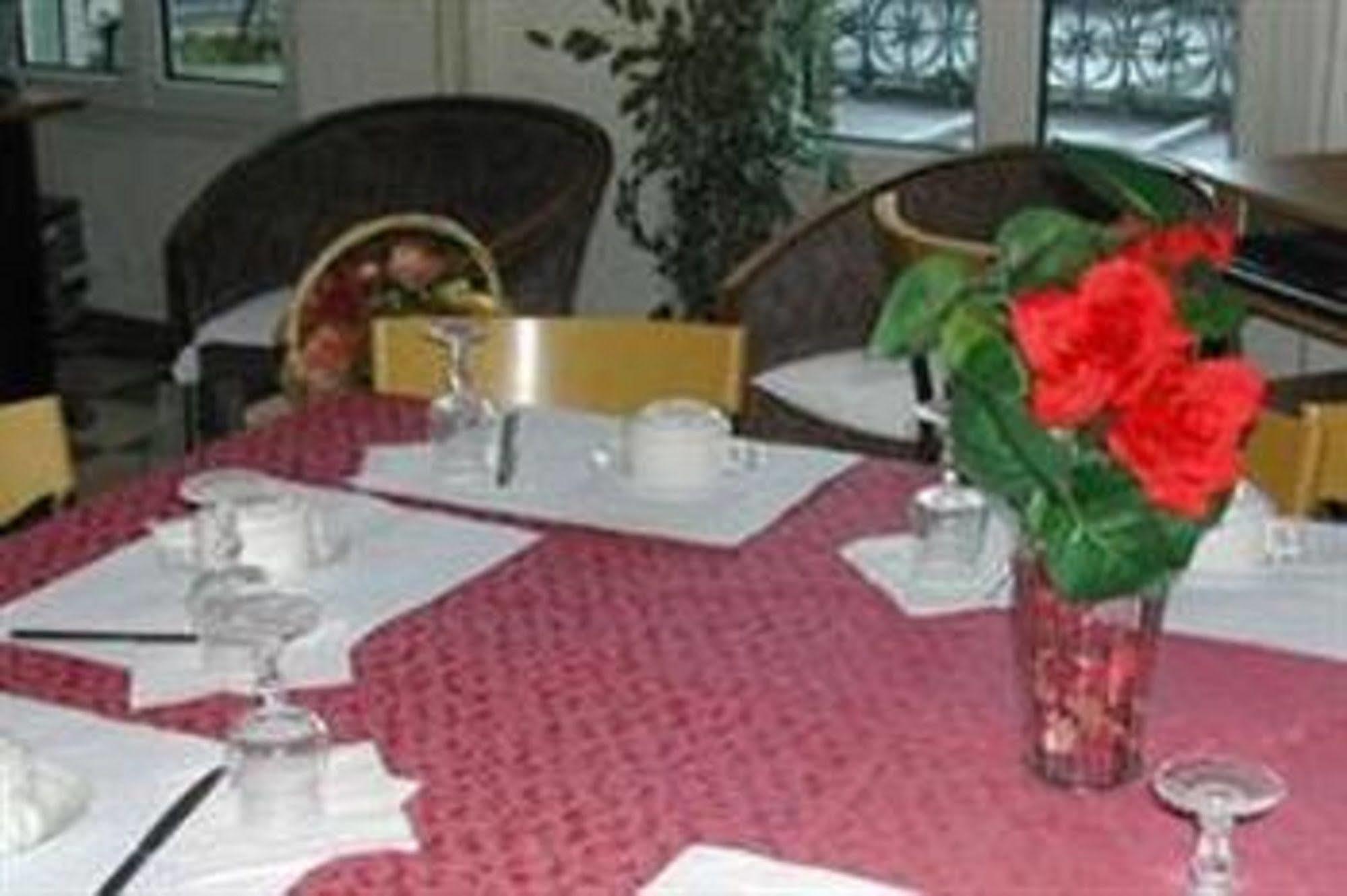 Hotel De La Terrasse Paris Bagian luar foto